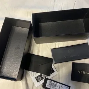 Versace Sunglasses FULL INCLUSION. BOX, SUNGLASS BOX AND WIPE Versace VE4436U GB1/81 57MM Black/Dark Grey Polarized Square  main image 3